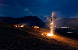 Fuoco della catasta accesa - Lancio di dischi ardenti