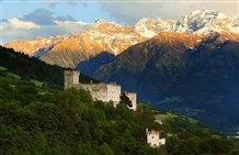 Castel Coira con paesaggio montano