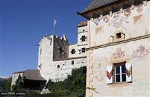 Castel Coira a Sluderno nell'area vacanze della Val Venosta