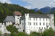 Vista sul Castello di Casteldarne in Alto Adige