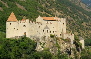 Vista sul castello di Castelbello in Val Venosta