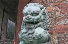 Wächter am Eingang des Messner Mountain Museums Firmian