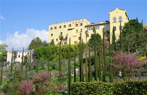 Blick auf Schloss Trauttmansdorff in der Ferienregion Meraner Land