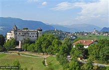 Blick auf Schloss Prösels und Völs am Schlern