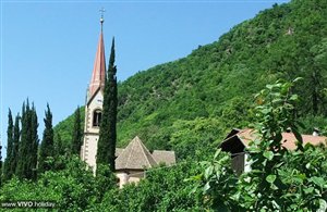 Kirchturm in der Ferienregion Meraner Land