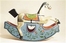 Schaukelpferd aus Holz im Museum Gherdeina