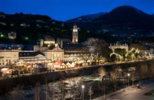 Blick auf den Weihnachtsmarkt in Meran
