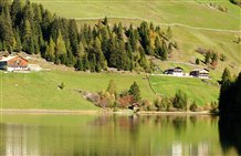 Blick auf den Durnholzer See in Südtirol