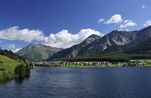 Lago di San Valentino nell'area vacanze Val Venosta in Alto Adige