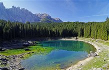 Vista sul lago di Carezza nell'area vacanze Val d'Ega