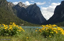 Vista sul Lago di Dobbiaco e le montagne vicine