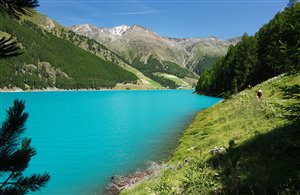 Vista sul lago di Vernago in Val Senales