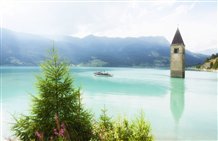 Blick auf den Reschensee im Vinschgau