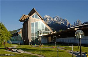 Blick auf die Kletterhalle Dolomitenarena in Sexten
