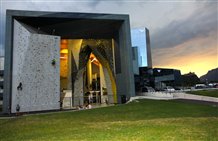 Außenbereich der Kletterhalle Salewa Cube in Bozen