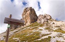 Wegweiser am Toblinger Knoten in den Dolomiten