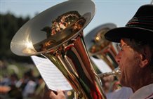 Banda musicale al giorno di San Bartolomeo sulla malga del Renon