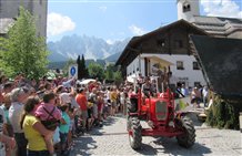 Traditioneller Festumzug durch Innichen