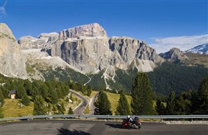 Tour in moto Sellaronda nelle Dolomiti