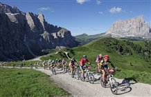 Ciclisti alla tour in mountain bike Sellaronda in Alto Adige