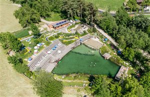 Vista sul lago balneabile naturale di Luson