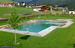 Laghetto balneabile naturale di Dobbiaco in Alta Pusteria