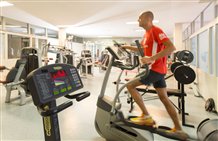 Stanza fitness nell'impianto sportivo di Malles