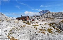 Vista sul rifugio Pian di Cengia nelle Dolomiti di Sesto