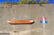 Segnavia lungo il Sentiero del Castagno