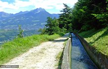 Escursione lungo il sentiero della roggia di Marlengo nella regione vacanze di Merano e dintorni