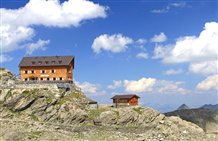 Blick zur Stettiner Hütte am Meraner Höhenweg
