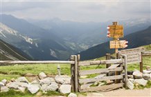 Wegweiser am Meraner Höhenweg