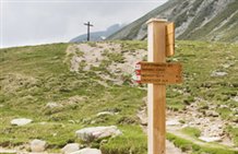 Wegweiser am Fernwanderweg E5