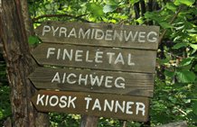 Cartello di orientamento sul sentiero delle piramidi di Caines