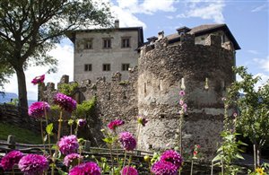 Vista su Castel Flavon nella Bassa Atesina