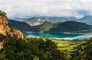 Vista sul lago di Caldaro dalla gola Rastenbach