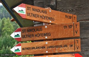 Wegweiser am Höfeweg im Ultental