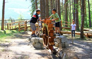 Erlebnisstationen für Groß und Klein im Naturerlebnispfad "Prader Sand"