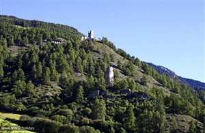 Vista sulle rovine di Rotund in Tubre in Val Monastero