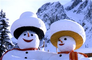 Famiglia di pupazzi di neve nell'area sciistica Croda Rossa nelle Dolomiti di Sesto