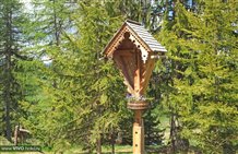 Croce lungo la strada a La Val in Alta Badia