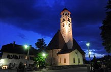 Pfarrkirche in Deutschnofen am Abend