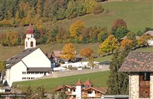 Vista sulla chiesa parrocchiale di Nova Levante nella Val d'Ega