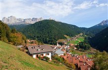 Vista su Nova Levante nell'area vacanze della Val d'Ega