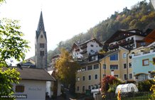 Blick zur Pfarrkirche in Barbian