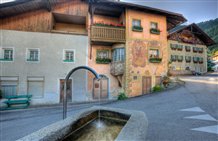 Fontana del villaggio Campo di Trens nella Valle Isarco