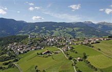 Vista sulla località di Laion nell'area vacanze della Valle Isarco