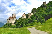 Vista sul Castel Trostburg nella località Ponte Gardena