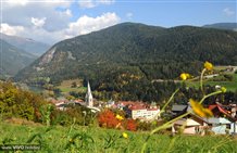Vista sulla chiesa parrocchiale nella località di Rio di Pusteria