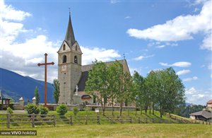 Blick auf die Pfarrkirche in Rodeneck